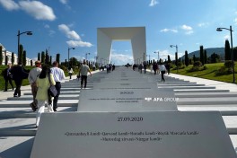 IV Şuşa Qlobal Media Forumunun iştirakçıları Xankəndidə Zəfər parkını ziyarət edib - FOTO 