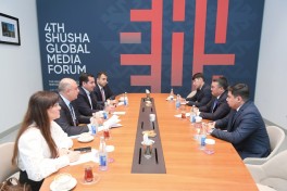 Hikmət Hacıyev IV Şuşa Qlobal Media Forumunda Suriya, Qazaxıstan və Özbəkistan nümayəndələri ilə görüşüb