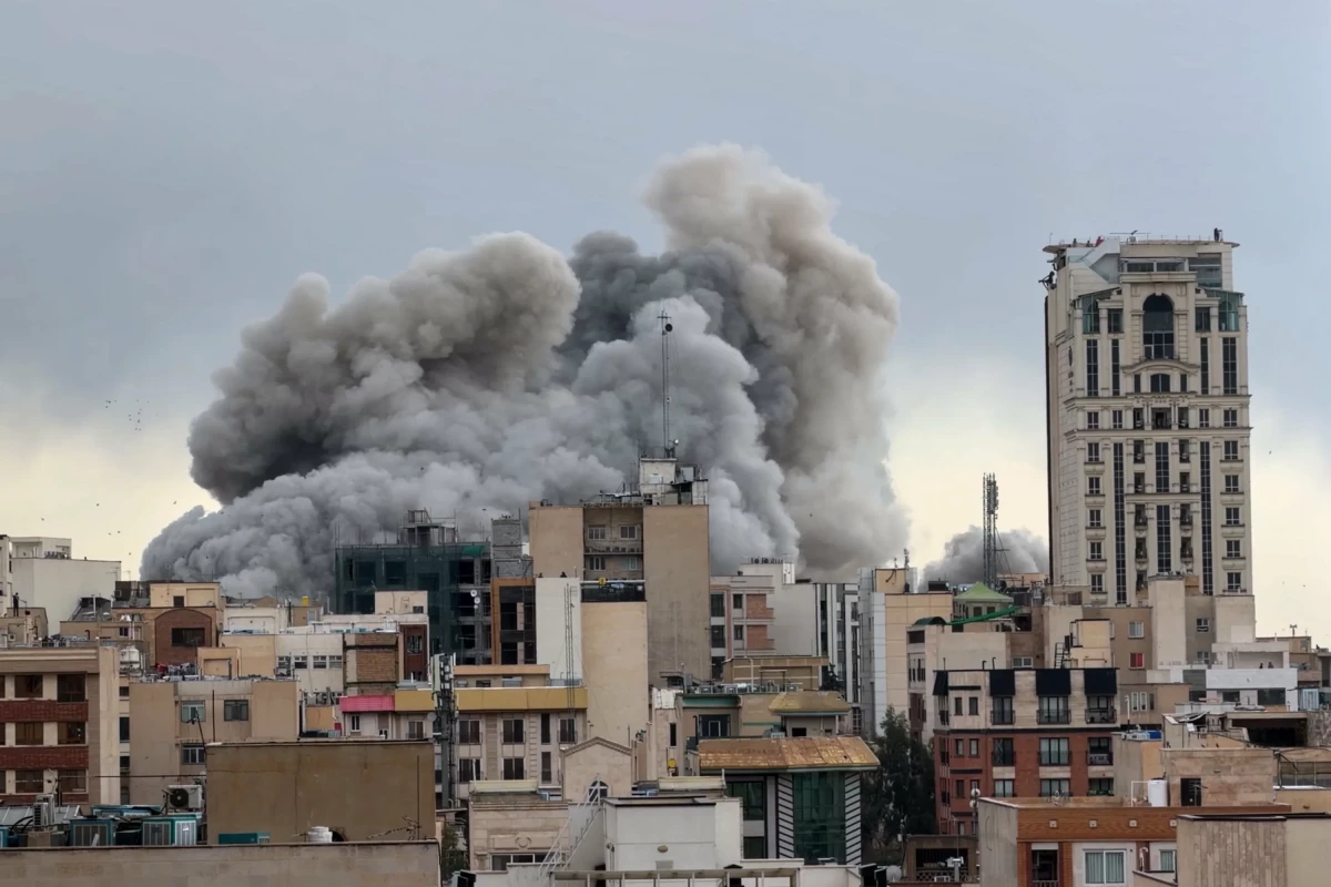 Reuters: İranın Kiş adası yaxınlığında iki partlayış baş verib