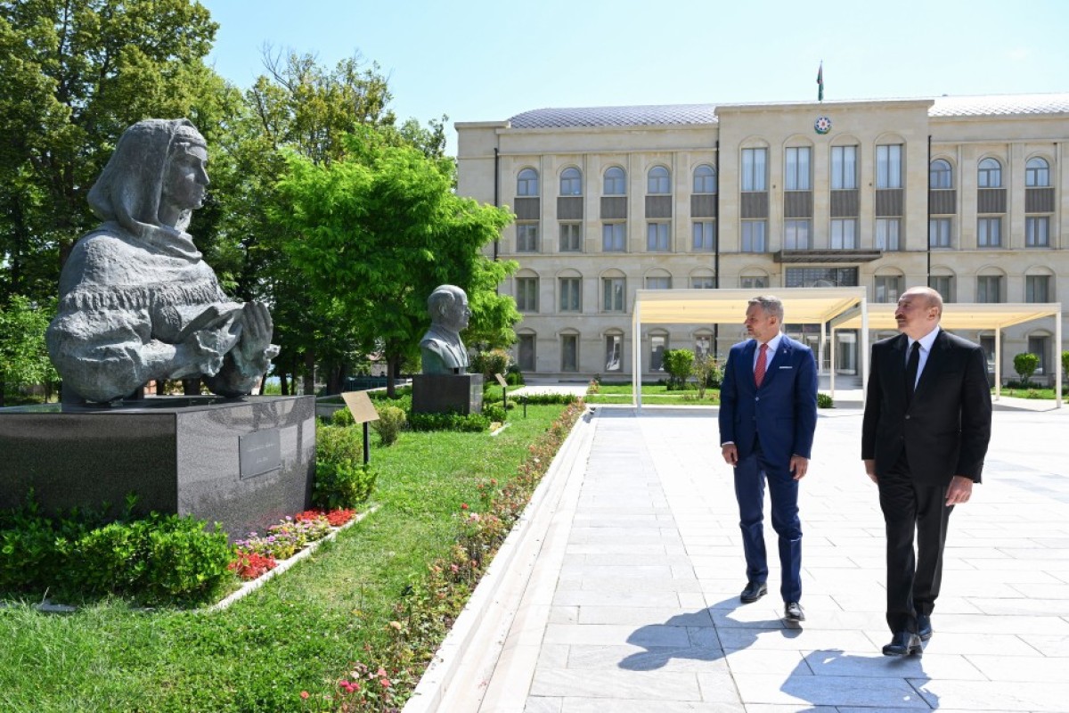 Prezidentlər İlham Əliyev və Peter Pelleqrini Şuşada işğal dövründə güllələnmiş büstlərinə baxıblar