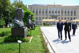 Azərbaycan və Slovakiya prezidentləri Şuşada işğal dövründə güllələnmiş büstlərə baxıblar