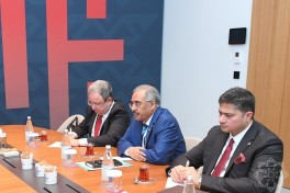 Hikmət Hacıyev Şuşada D-8-in nümayəndə heyəti ilə görüşüb