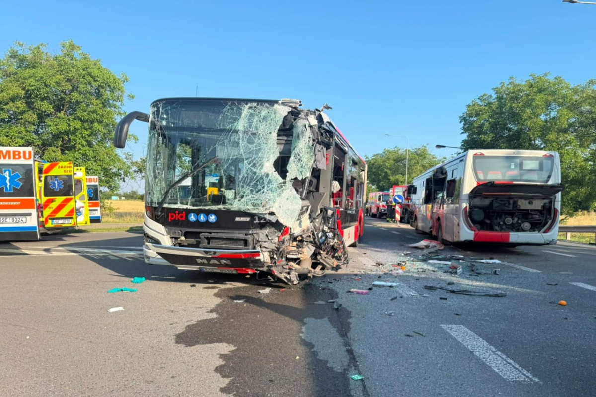 Çexiyada sərnişin avtobusları toqquşub, 17 nəfər xəsarət alıb