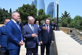 Slovakiya Prezidenti Bakıda şəhidlərin xatirəsini anıb