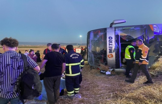 Türkiyənin Amasya vilayətində avtobus aşıb, 46 nəfər xəsarət alıb