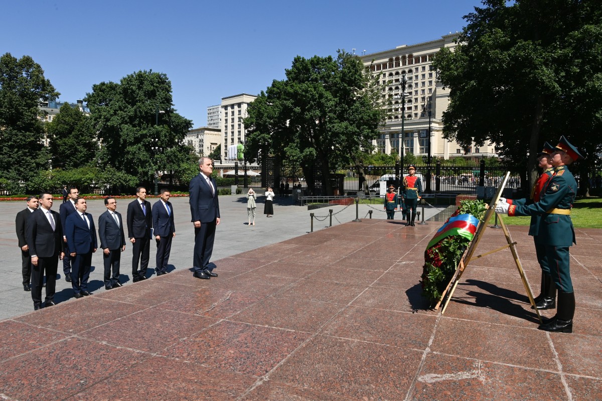 Ceyhun Bayramov Moskvada "Naməlum əsgər" məzarını ziyarət edib - <span class="red_color">FOTO