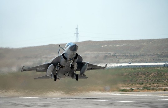 Hərbi pilotlar “JF-17C", "Su-25ML" və "L-39"-larla döyüş manevrləri üzrə tapşırıqları yerinə yetirib - FOTO 