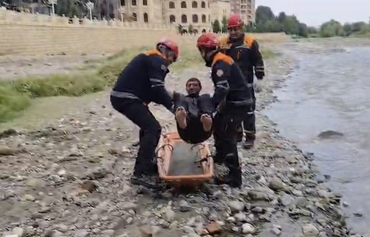 FHN: Gəncədə çayda köməksiz qalan şəxs xilas edilib