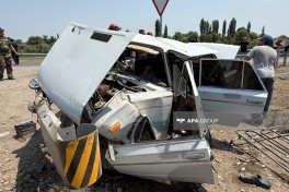 Zərdabda avtomobil yol kənarındakı maneəyə çırpılıb, 4 nəfər xəsarət alıb - FOTO 