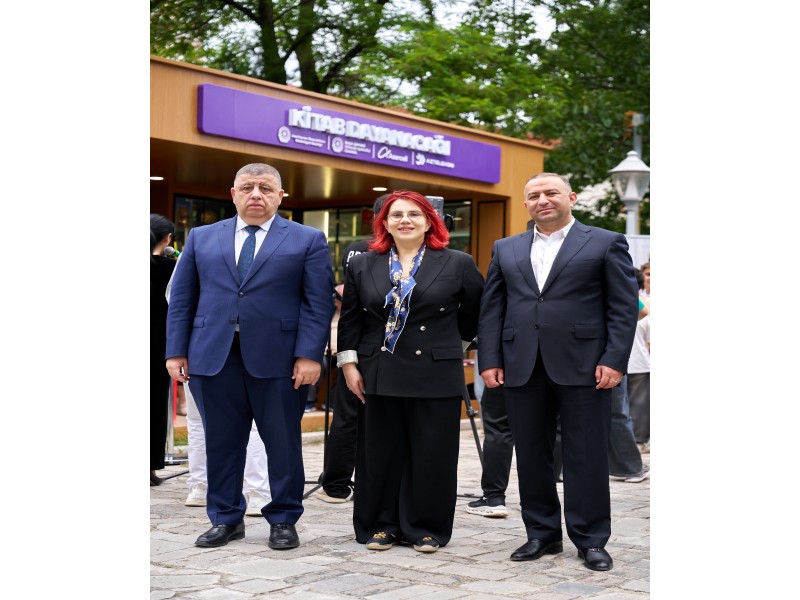 Şuşanın mərkəzində günəş enerjisi ilə işləyən "Kitab dayanacağı" istifadəyə verilib