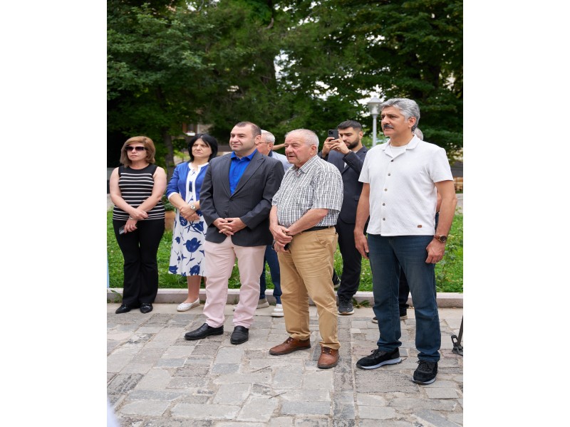 Şuşanın mərkəzində günəş enerjisi ilə işləyən "Kitab dayanacağı" istifadəyə verilib