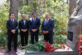 22 iyul – Milli Mətbuat Günü ilə əlaqədar Fəxri xiyaban ziyarət edilib - FOTO 