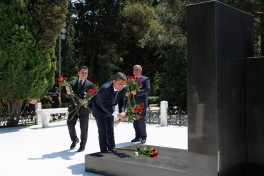 22 iyul – Milli Mətbuat Günü ilə əlaqədar Fəxri xiyaban ziyarət edilib - FOTO 