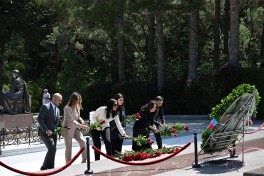 22 iyul – Milli Mətbuat Günü ilə əlaqədar Fəxri xiyaban ziyarət edilib - FOTO 