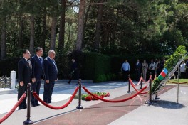 22 iyul – Milli Mətbuat Günü ilə əlaqədar Fəxri xiyaban ziyarət edilib - FOTO 