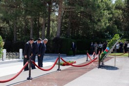 22 iyul – Milli Mətbuat Günü ilə əlaqədar Fəxri xiyaban ziyarət edilib - FOTO 