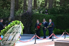 22 iyul – Milli Mətbuat Günü ilə əlaqədar Fəxri xiyaban ziyarət edilib - FOTO 