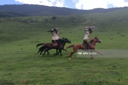 Azərbaycanlı jurnalistlər Qırğızıstanda köçəri mədəniyyəti və Dünya Köçəri Oyunlarına hazırlıqla tanış olublar - FOTO 
