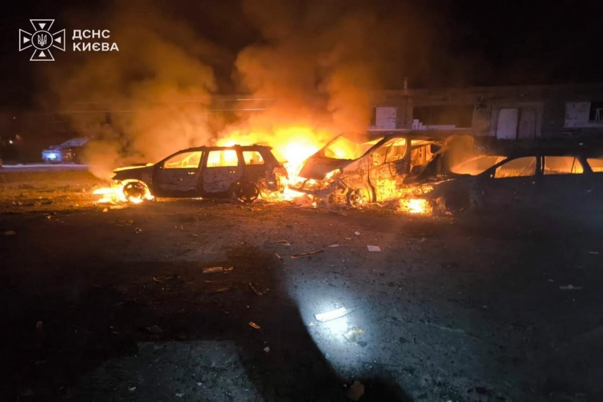 Rusiya bu gecə Kiyevə zərbə endirib, yaşayış binalarında yanğınlar başlayıb