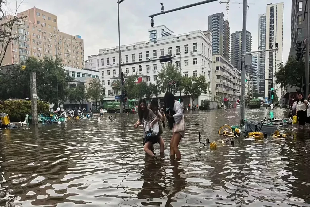 Çində güclü daşqın olub, 10 nəfər ölüb, onlarla yaralı var