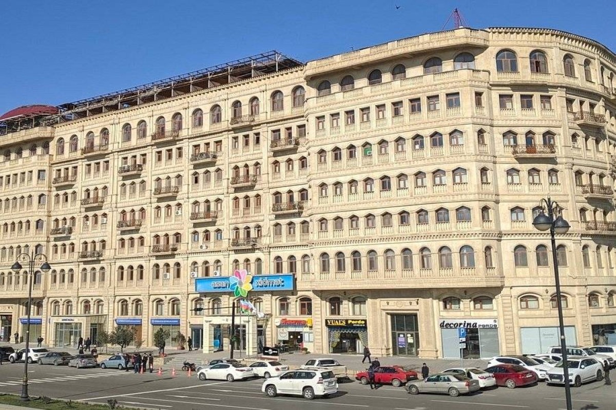 "Amay" ticarət mərkəzinin qarşısında başına yad cisim düşən kişinin vəziyyəti açıqlanıb