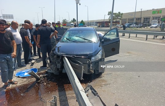 Goranboyda maşın arakəsməyə çırpılıb, xəsarət alanlar var - FOTO 