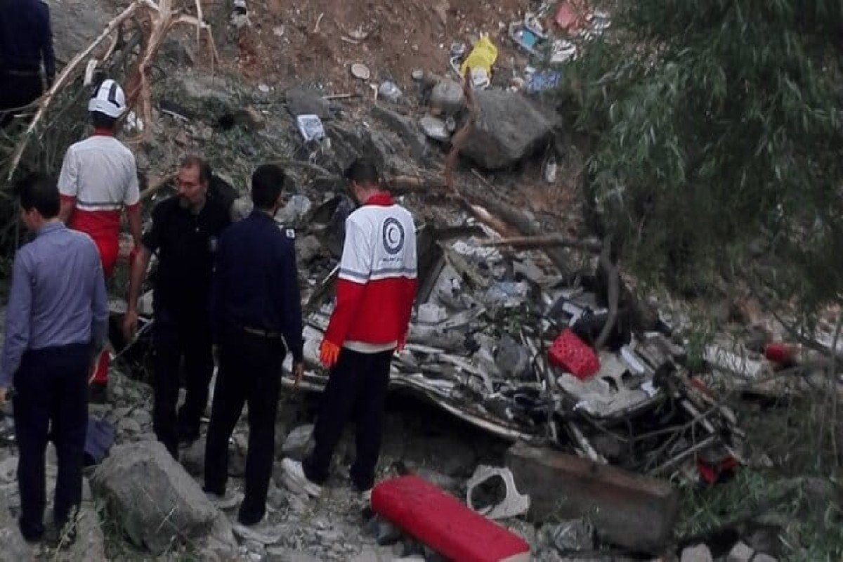Kəşmirdə sərnişin avtobusu dərəyə aşıb, 5 qadın ölüb