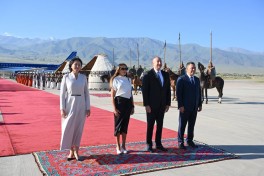 Prezident İlham Əliyev Qırğızıstana dövlət səfərinə gəlib