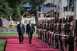 Prezident İlham Əliyevin Çolpon-Ata şəhərində rəsmi qarşılanma mərasimi olub - FOTO 