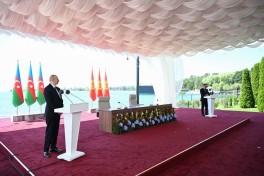 Qırğızıstan Prezidenti Heydər Əliyev ordeni ilə təltif edilib - FOTO 