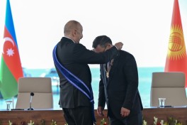 Qırğızıstan Prezidenti Heydər Əliyev ordeni ilə təltif edilib - FOTO 