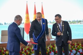 Qırğızıstan Prezidenti Heydər Əliyev ordeni ilə təltif edilib - FOTO 