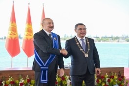 Qırğızıstan Prezidenti Heydər Əliyev ordeni ilə təltif edilib - FOTO 