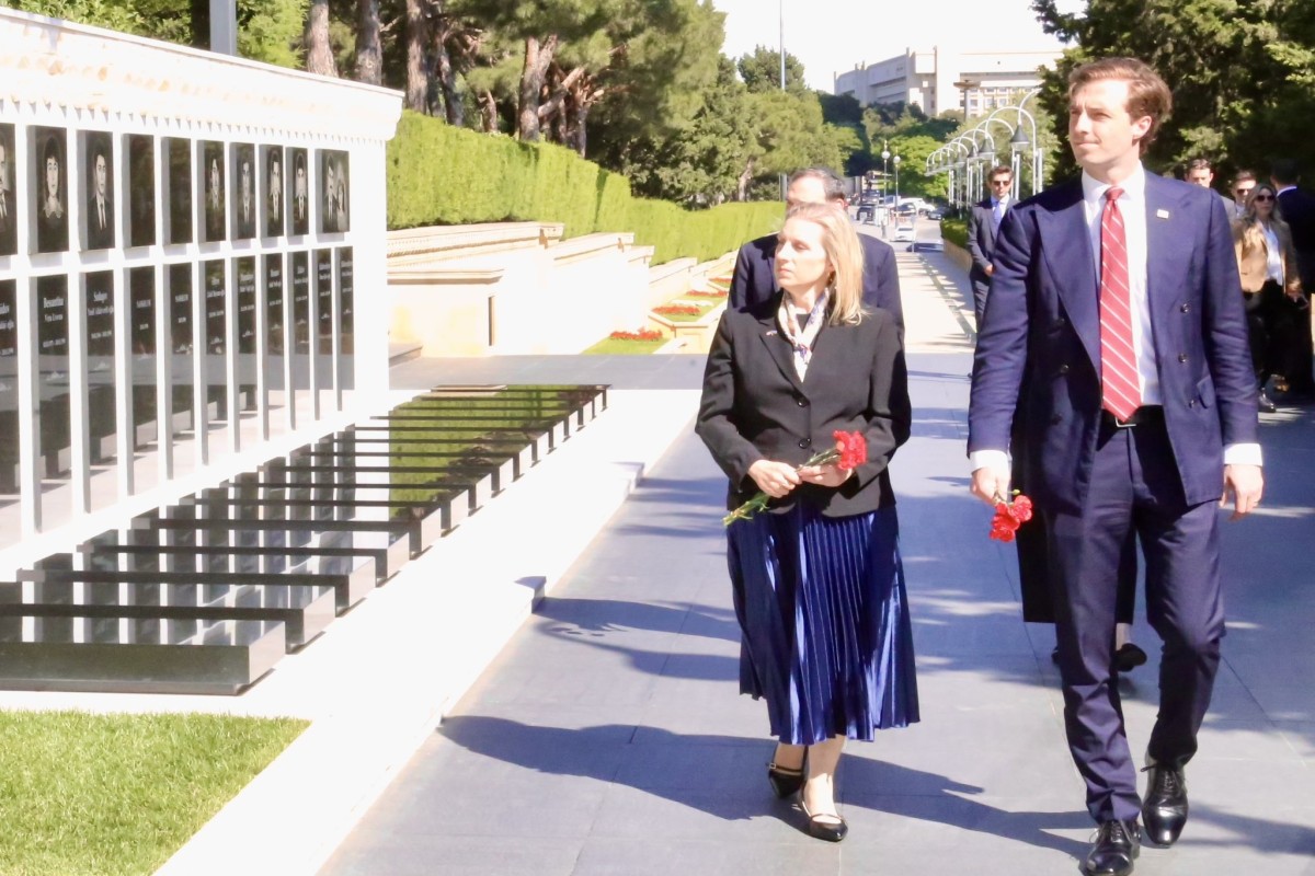 ABŞ Dövlət katibinin köməkçisi Şəhidlər xiyabanını ziyarət edib - FOTO 