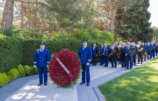 AZAL kollektivi və mülki aviasiyanın nümayəndələri Fəxri xiyabanı ziyarət edib