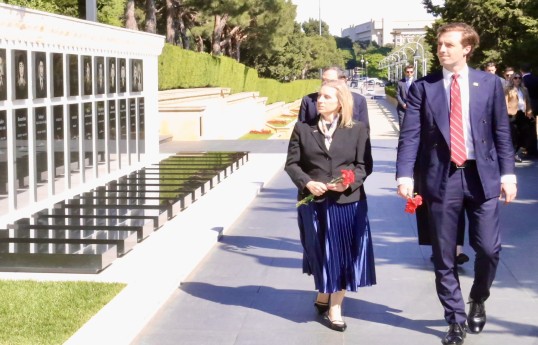 ABŞ Dövlət katibinin köməkçisi Şəhidlər xiyabanını ziyarət edib - FOTO 