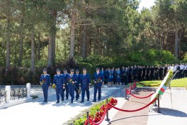 AZAL kollektivi və mülki aviasiyanın nümayəndələri Fəxri xiyabanı ziyarət edib