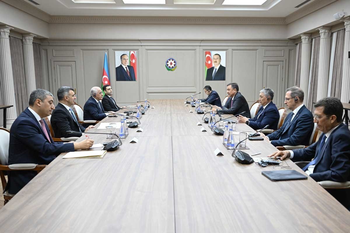 Azerbaijani PM meets participants of OTS central banks council meeting