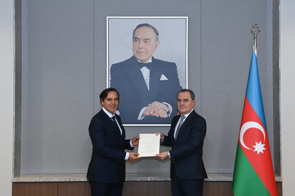 Braziliyanın yeni səfiri etimadnaməsinin surətini Ceyhun Bayramova təqdim edib