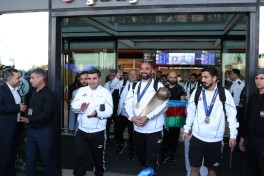 Avropa çempionu olan Azərbaycanın minifutbol yığması Vətənə qayıdıb - FOTO  - YENİLƏNİB 