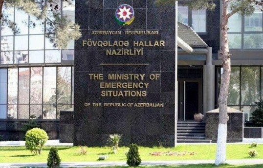 FHN-in xilasediciləri yaşayış binasında təhlükəli vəziyyətdə qalan vətəndaşı xilas edib - VİDEO 