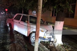 Lənkəranda ağaca çırpılan avtomobilin sürücüsü ölüb
