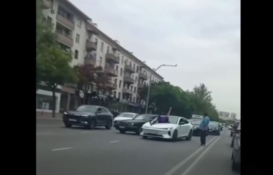 Polis avtomobil yoluna çıxan qadınla bağlı açıqlama verib
