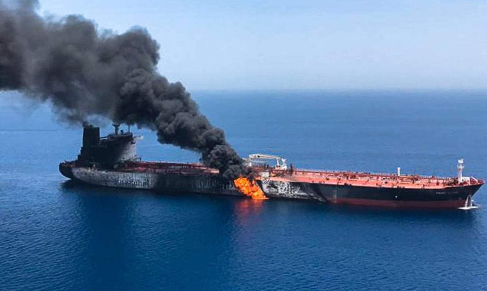 Oman sahillərində tankerdə yanğın baş verib, 2 heyət üzvü it
