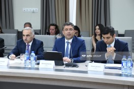 Uşaqların zərərli informasiyadan qorunması ilə bağlı hüquqi akt layihəsi müzakirə olunub - FOTO 