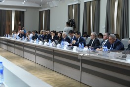 Uşaqların zərərli informasiyadan qorunması ilə bağlı hüquqi akt layihəsi müzakirə olunub - FOTO 
