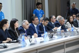 Uşaqların zərərli informasiyadan qorunması ilə bağlı hüquqi akt layihəsi müzakirə olunub - FOTO 