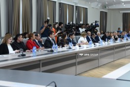 Uşaqların zərərli informasiyadan qorunması ilə bağlı hüquqi akt layihəsi müzakirə olunub - FOTO 