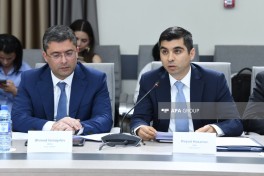 Uşaqların zərərli informasiyadan qorunması ilə bağlı hüquqi akt layihəsi müzakirə olunub - FOTO 