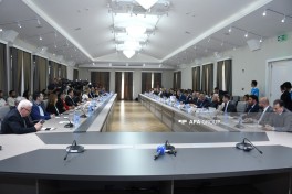 Uşaqların zərərli informasiyadan qorunması ilə bağlı hüquqi akt layihəsi müzakirə olunub - FOTO 